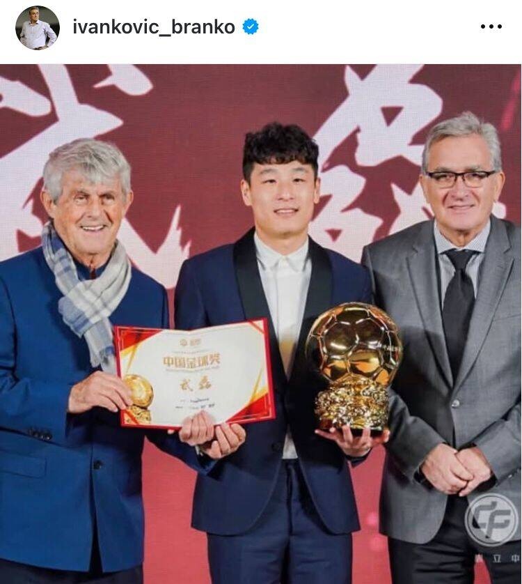  出席中國金球獎頒獎儀式，伊萬曬與武磊、米盧同框照片