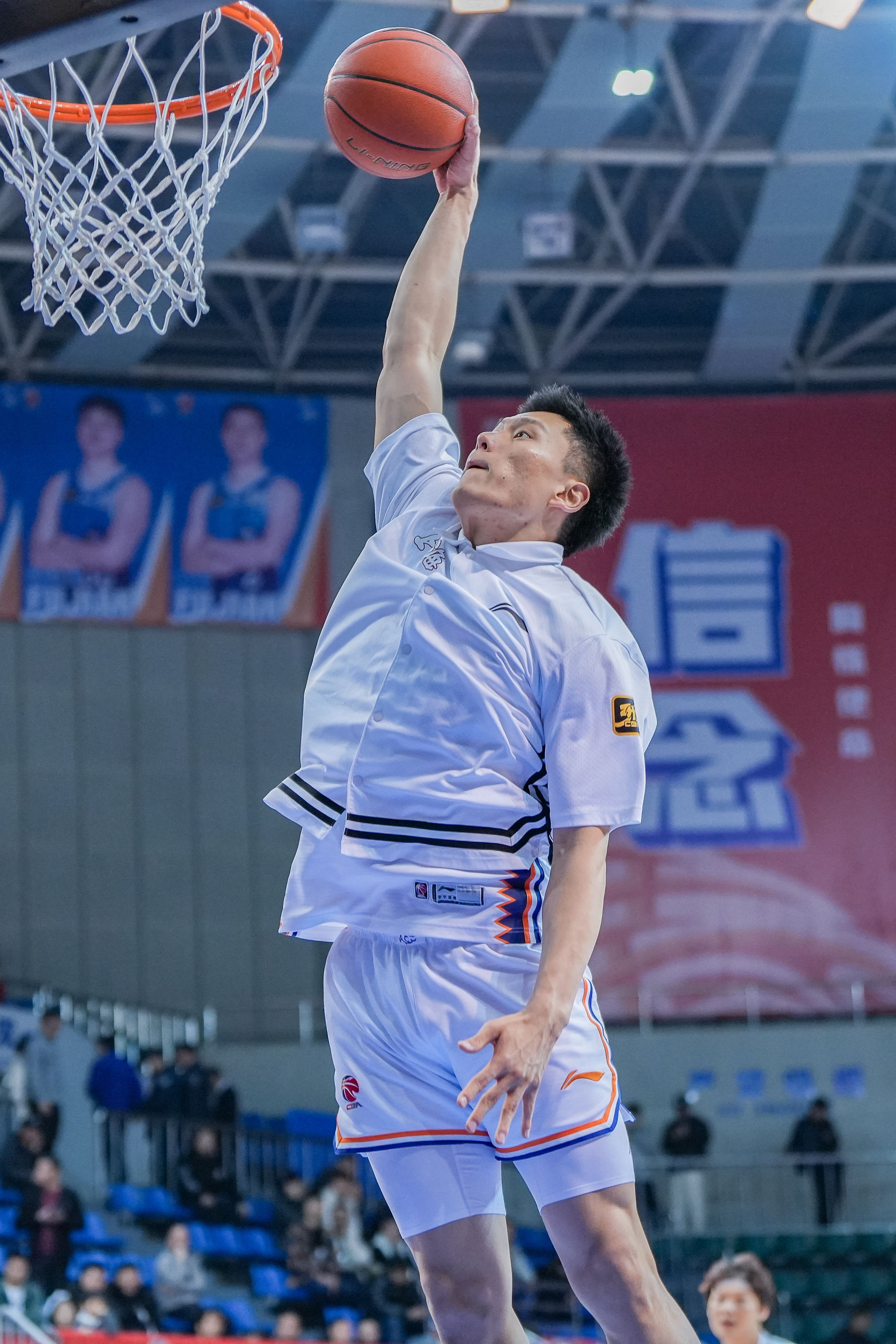  持續(xù)漲球！上海男籃“李花”組合—李弘權、李添榮