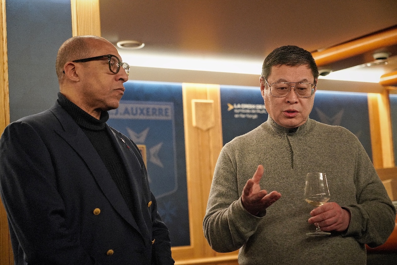  法國足協(xié)主席迪亞洛做客歐塞爾，并與董事會(huì)主席周云杰會(huì)晤