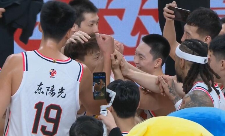  淚目！賽后廣東隊(duì)將趙睿圍在中間碰拳
