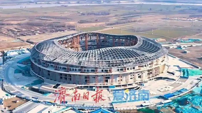  魯媒：戴上1.6萬(wàn)噸“鋼鐵巨冠”，黃河體育中心球場(chǎng)完成屋蓋施工