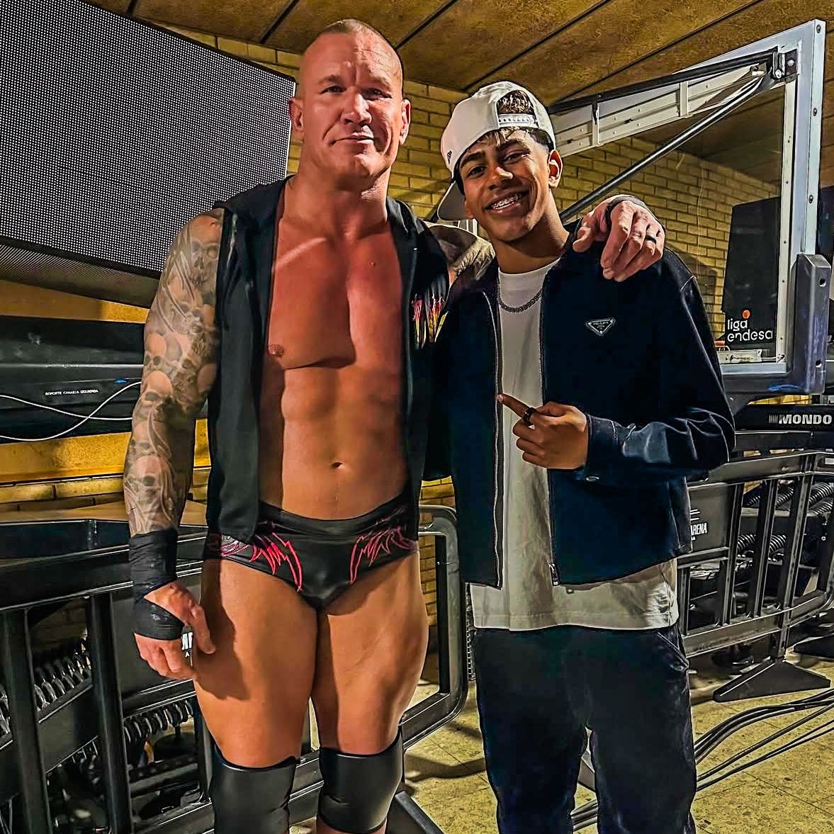  小心RKO！亞馬爾現(xiàn)場觀戰(zhàn)WWE，和奧爾頓、Triple H等合影