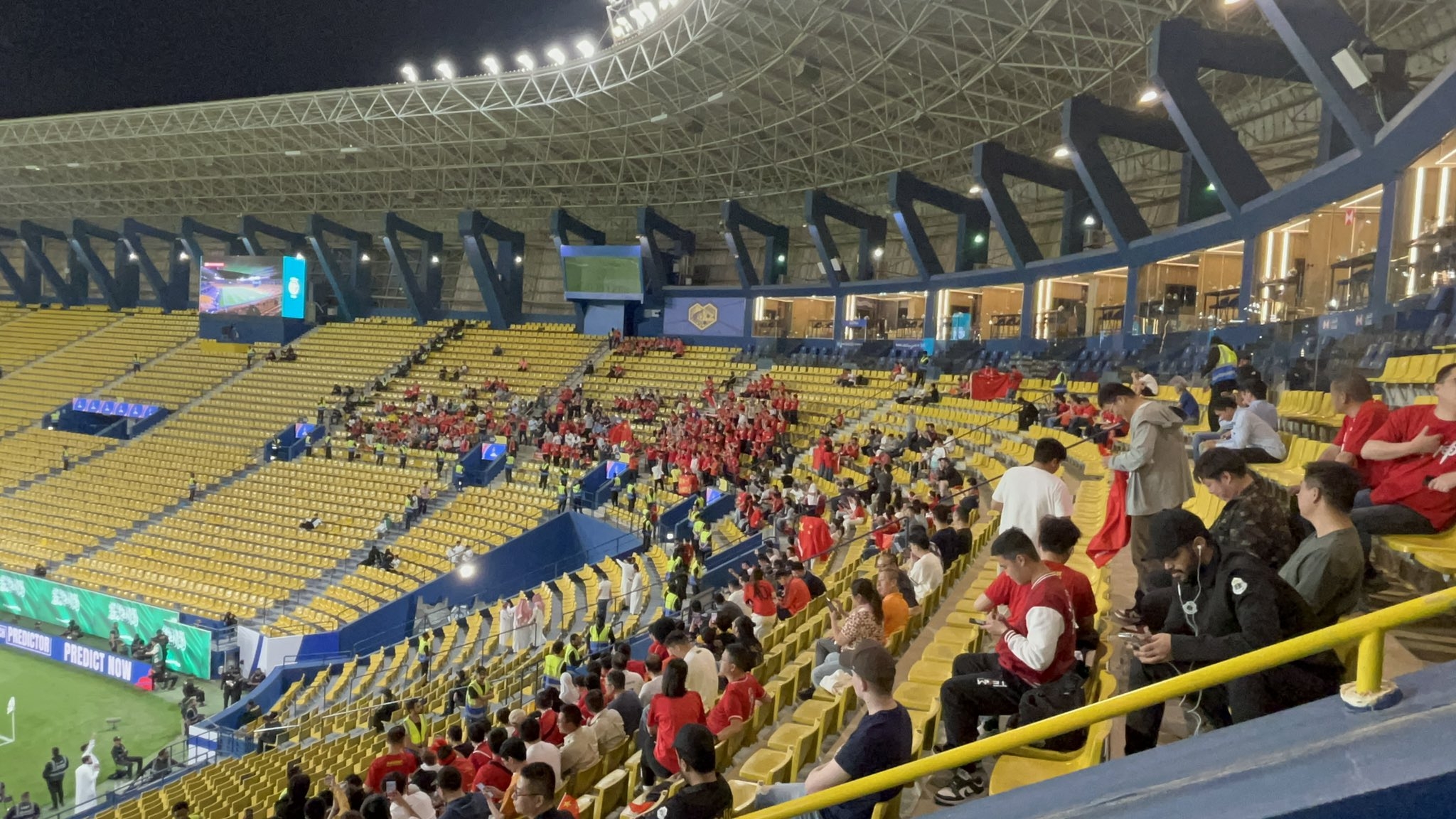 球票已售罄！中國球迷已經(jīng)入場，坐在球場上層沙特球迷區(qū)上方