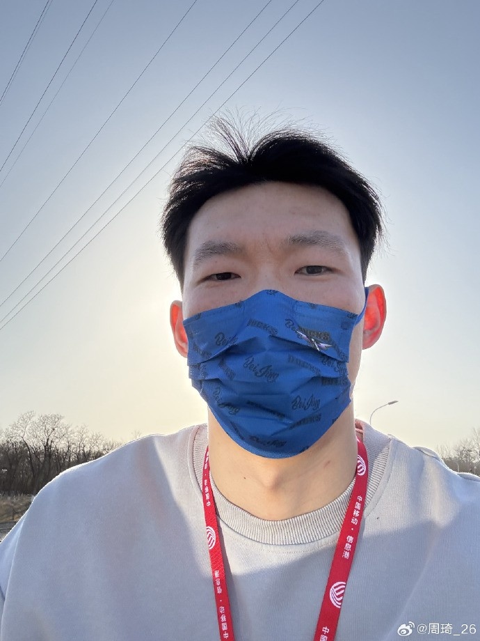  悠閑！周琦騎京牌電動(dòng)車出行：太陽出來了 開京牌兜兜風(fēng)！
