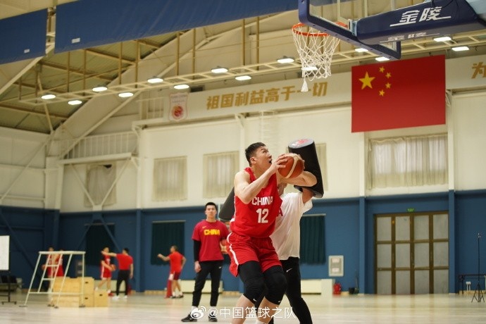  中國籃球之隊官博：大塊頭 大能量 祝李炎哲25歲生日快樂！