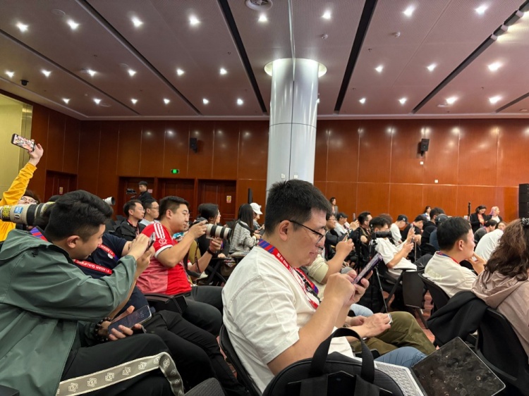  萬眾矚目！記者擠滿國足賽前新聞發(fā)布廳，賽場記者預(yù)計超300人