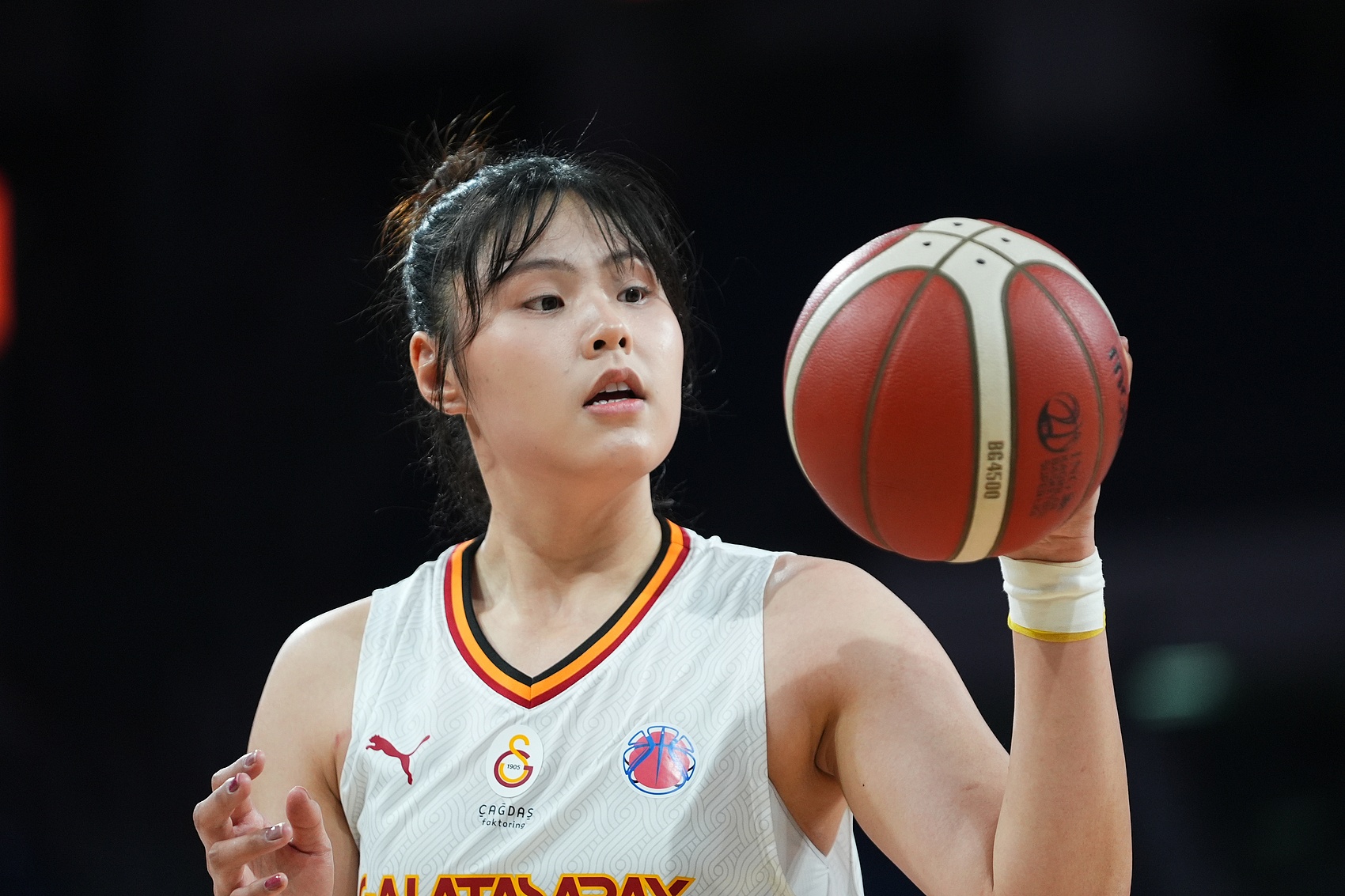  穩(wěn)定高效！李月汝9中6得到18分10板1助2斷1帽 罰球6中6