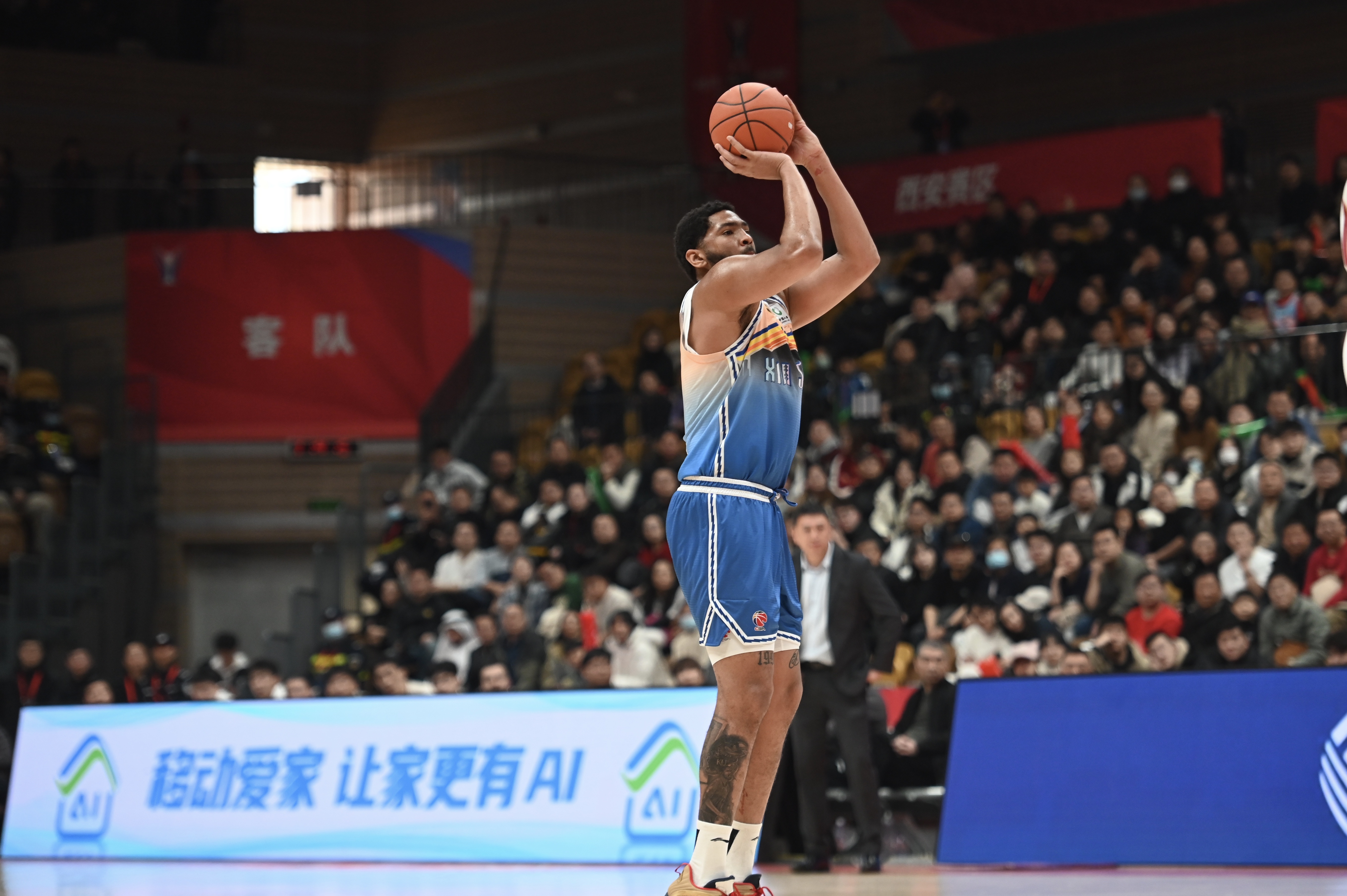  率先發(fā)力！新疆外援勞森首節(jié)7中5拿到11分 三分2中1